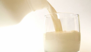 Tot mai multe produse alimentare, contrafăcute. AFLĂ cum se falsifică laptele