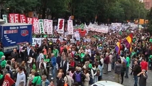 Mii de studenţi au protestat la Madrid faţă de reducerile bugetare din sistemul de învăţământ