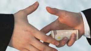 Liderul de la Minsk, Alexander Lukaşenko, ţinta unei încercări de mituire