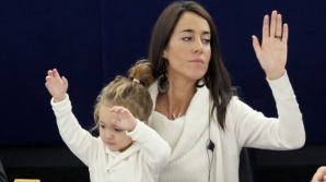 Învaţă politica de mică: Licia Ronzulli continuă să-şi aducă fetiţa la şedinţele Parlamentului European 