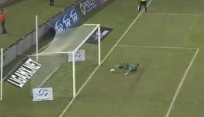 Cea mai comică reuşită din penalty: Autogol marcat cu fundul VIDEO