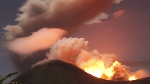 PANICĂ în Indonezia: Vulcanul Lokon a început să erupă VIDEO