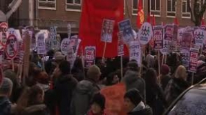 Proteste de amploare la Londra. Manifestanţii cer coaliţiei de guvernare să pună capăt reducerilor salariale 