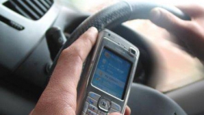 Folosirea telefonului mobil în timpul şofatului creşte riscul de accident rutier cu 50%