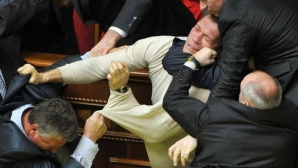 Pumni, insulte, tricouri rupte şi capete sparte. Rada Supremă este renumită pentru bătăile dintre deputaţi VIDEO