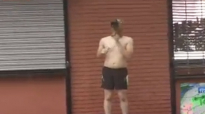 Nu se teme de uraganul Sandy. Un american a ieşit în ploaie dezbrăcat şi cu o mască pe cap VIDEO