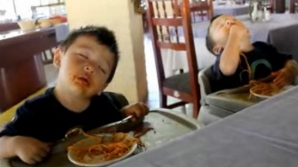 Cum doi micuţi adorm cu nasul în farfurie VIDEO