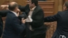 BOX în Legislativul de la Chişinău. Deputatul PCRM Iurie Muntean vs parlamentarul PLDM Alexandru Cimbriciuc (VIDEO)