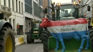 PROTEST în UE: Fermierii europeni nu mai vor să fie vaca de muls a Bruxelles-ului