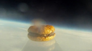 Primul hamburger în spaţiu. Ce altitudine a atins VIDEO