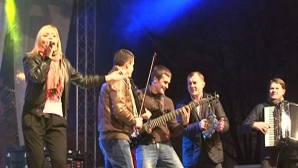 S-au încălzit pe ritmurile artiştilor autohtoni. Cum s-au distrat tinerii de ziua lor VIDEO