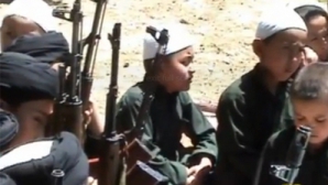 VIDEO Copii pakistanezi, antrenaţi să ucidă. Ştiu să mânuiască pistolul şi mitraliera