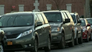 Cozi interminabile la benzinăriile din New York. Unii oameni au aşteptat peste 20 de ore 