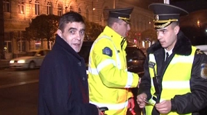 Un angajat al Ambasadei României la Chişinău, prins băut la volan. Diplomatul a recunoscut că a consumat băuturi tari VIDEO FOTO