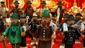 Miros de vin fiert şi prăjituri la Dresden. A fost deschis cel mai vechi târg de Crăciun din Germania