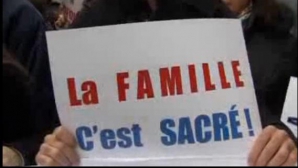 Mii de catolici au protestat, la Paris, faţă de căsătoriile între homosexuali 