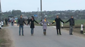 Publika TV a organizat un flashmob la trecerea de cale ferată de la Mereni VIDEO