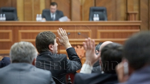 Parlamentul a aprobat bugetele Curţii Constituţionale, Curţii de Conturi şi CEC. Câţi bani vor avea instituţiile în 2013