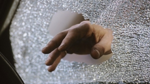 Cum să spargem geamurile propriei maşini VIDEO