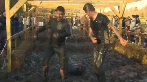 Cea mai dură cursă din lume: Participanţii au înfruntat şocuri electrice şi tuneluri cu noroi