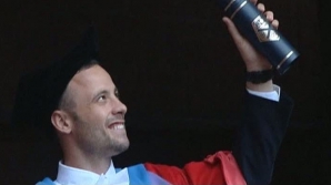 Cel mai rapid om fără picioare din lume, Oscar Pistorius, a primit titlul de "Doctor onorific"  