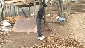 Îşi văd părinţii o singură dată pe an. Povestea TRISTĂ a doi copii rămaşi doar cu bunica VIDEO