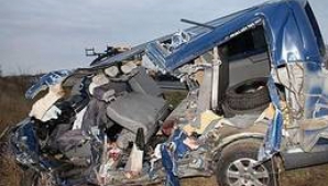 Grav accident rutier în România: Un microbuz s-a ciocnit cu o maşină
