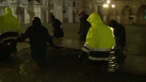  Veneţia, sub ape din cauza ploilor torenţiale. În Piaţa Sant Marco apa depăşeşte 60 de centimetri