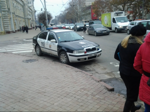 Verifică dacă regulile rutiere sunt respectate, însă tot ei le încalcă. Maşină a Poliţiei Rutiere, parcată neregulamentar VIDEO