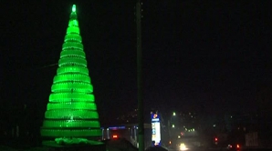 Un pom de Crăciun INEDIT. Este făcut din sticle din plastic (VIDEO)