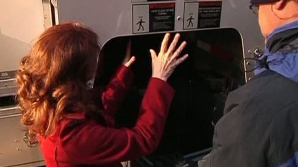 Au spus ADIO amintirilor neplăcute. Sute de locuitori ai New York-ului au făcut cozi la tomberoane de gunoi