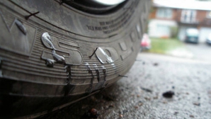 Cozi la AutoService: Şoferii îşi echipează maşinile cu pneuri de iarnă, ca să nu fie amendaţi