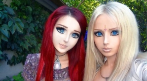 Faimoasele păpuşi Barbie s-au CERTAT şi s-au BĂTUT. VEZI ce vânătăi şi-au lăsat pe corp VIDEO  