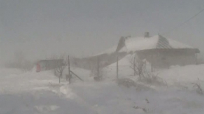 16 localităţi, în beznă şi zeci de drumuri blocate din cauza ninsorilor