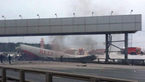 Catastrofă pe un aeroport din Moscova: Un avion de pasageri a izbucnit în flăcări 