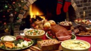 Gospodinele se grăbesc să termine bucatele, iar gospodarii pregătesc băutura pentru colindători în Ajun de Crăciun