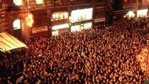 Tinerii unionişti din oraşul Belfast s-au confruntat cu poliţiştii, în timpul vizitei lui Hillary Clinton