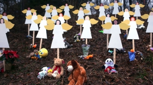 O săptămână de la masacru: Locuitorii oraşului Newtown au ţinut un minut de reculegere