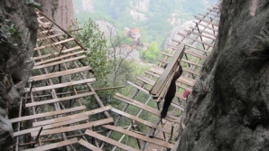 Câţiva muncitori din China construiesc un drum în munte, fără nicio măsură de siguranţă. Tu ai face asta? (FOTO, VIDEO)