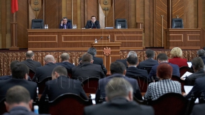 Competiţii de cocoşi şi... gândaci în Parlament