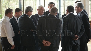 PL nu renunţă definitiv la ideea de a crea o comisie. PCRM: Unui dansator rău ceva îi încurcă VIDEO