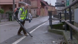 Primarul considerat EROU: Mătură străzile, curăţă gurile de canalizare şi duce gunoiul