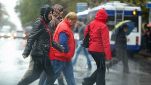 Până la prima zăpadă, vom avea de înfruntat ploi, lapoviţă şi vânt. Ce recomandă medicii