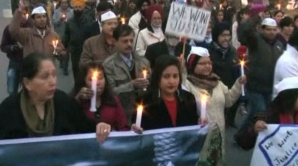 Tânăra din India care a fost violată în grup într-un autobuz A MURIT în spital 