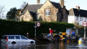 Inundaţii în mai multe regiuni din Marea Britanie: Zeci de oameni au fost evacuaţi din locuinţe