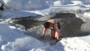 Zeci de locuitori ai Kazahstanului sar în ape îngheţate pentru a se căli   