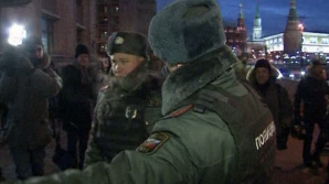 Mai multe persoane au protestat împotriva legii ce interzice adopţiile copiilor ruşi de către americani 