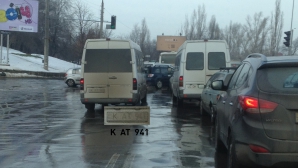 (FOTO) Niciun stres! Şoferul unui maxi-taxi face o depăşire pe CONTRASENS 