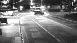 ŞOCANT! Tânăr lovit de două maşini în 11 secunde şi lăsat să moară în mijlocul străzii VIDEO