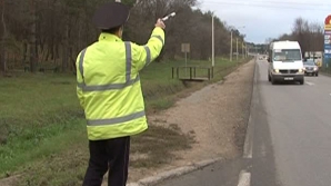 Poliţia nu-i amendează pe şoferii care conduc maşina fără pneuri de iarnă. AFLĂ motivul